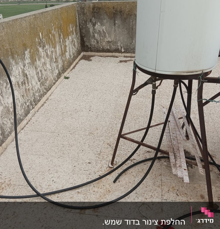 דוד שמש על גג עם צינורות וכלי עבודה